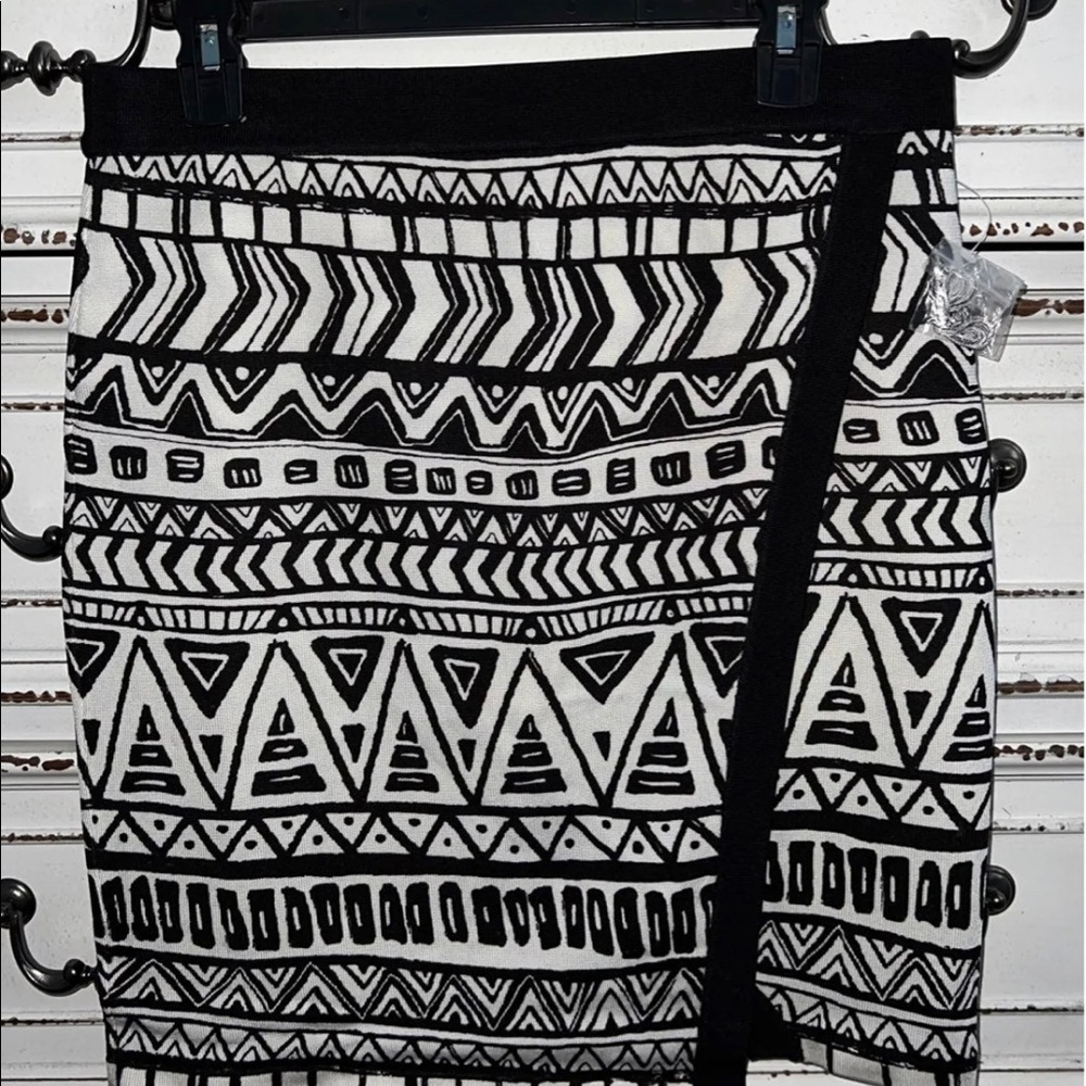 New without tag black & white wrap skirt INC size M